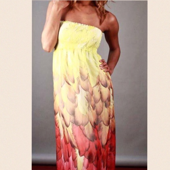❤️Beautiful Feather Strapless Maxi Dress❤️ - Picture 1 of 2